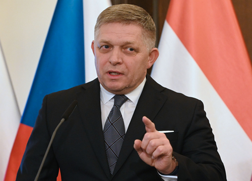  Фіцо сказився від попередження Зеленського щодо параду 9 травня у Москві 